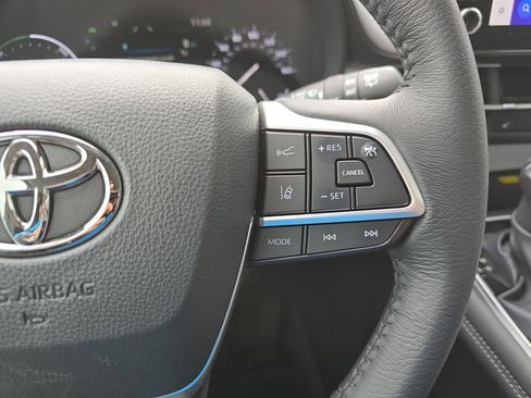 Used 2025 Toyota Sienna XLE FWD image 19