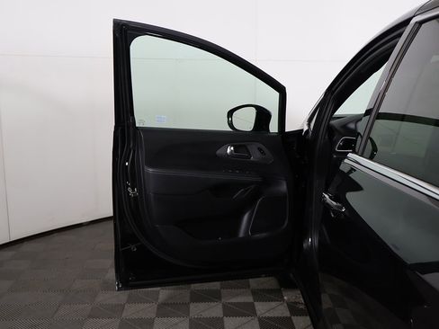 Used 2025 Chrysler Pacifica Select image 19