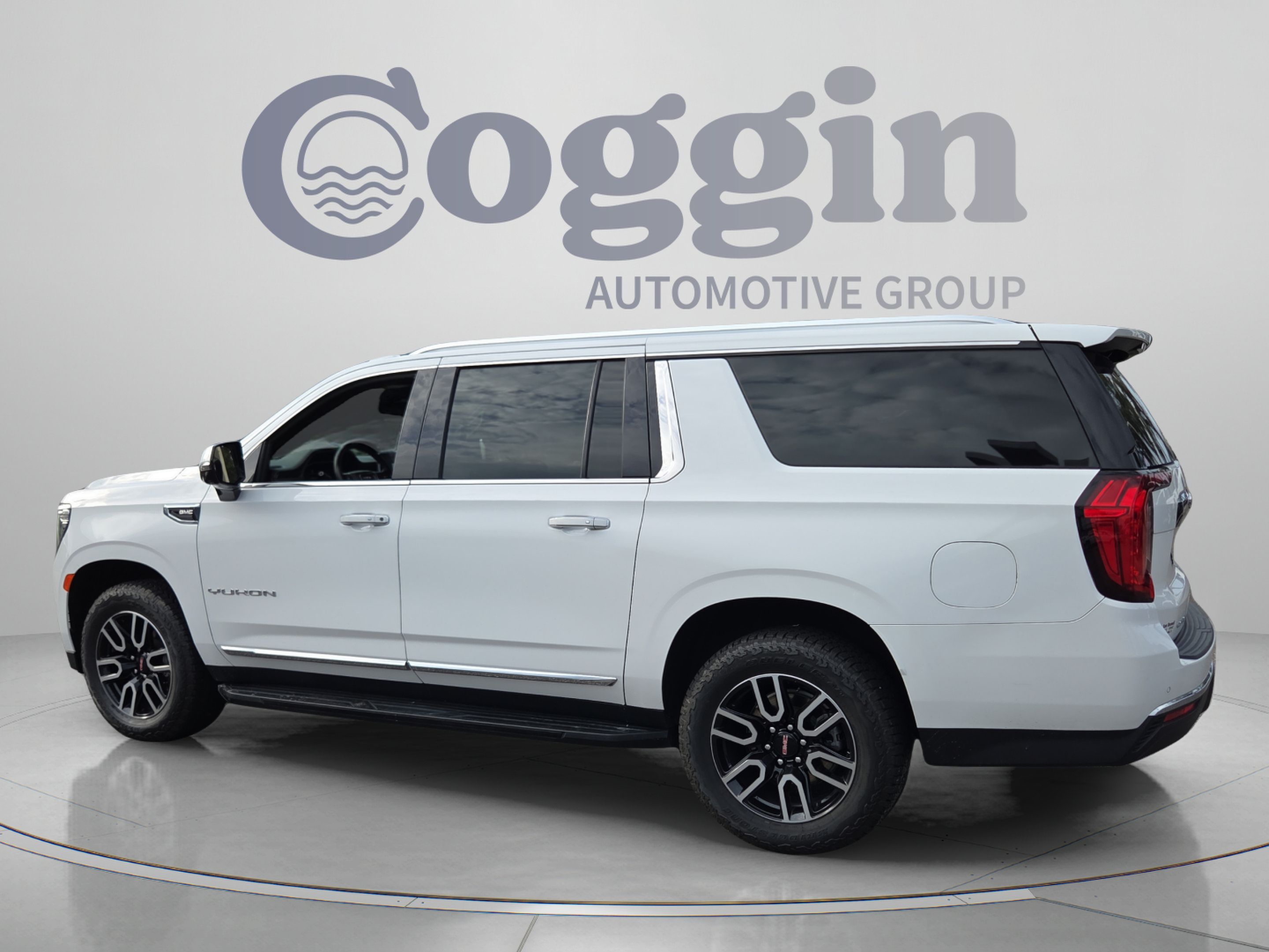 Used 2023 GMC Yukon XL SLT w/ SLT Premium Package RWD image 3