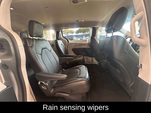 Used 2024 Chrysler Pacifica Touring-L image 30