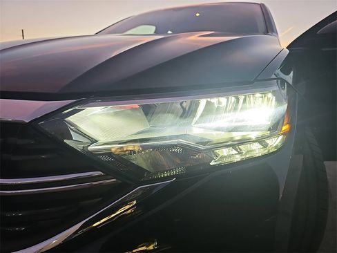 Used 2024 Volkswagen Jetta SE image 31