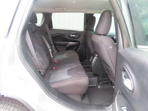 Used 2022 Jeep Cherokee Latitude w/ Comfort Safety Group AWD/4WD image 29