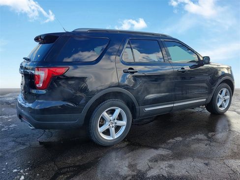 Used 2018 Ford Explorer XLT image 4