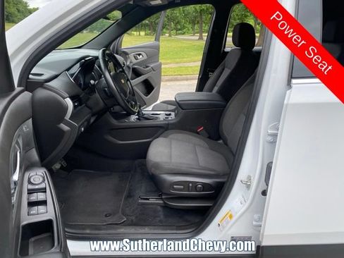 Used 2023 Chevrolet Traverse LT FWD image 16