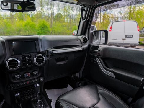 Used 2016 Jeep Wrangler Unlimited Sahara w/ Dual Top Group AWD/4WD image 26