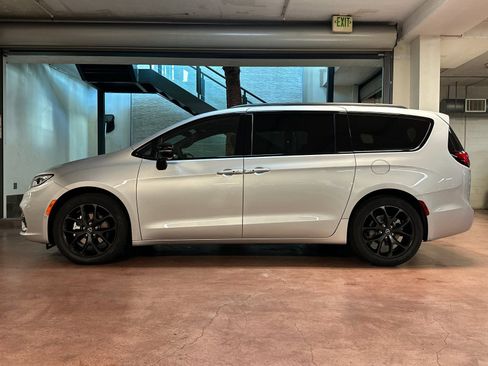 New 2026 Chrysler Pacifica Limited w/ Uconnect Theater Family Group image 2