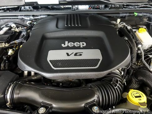 Used 2016 Jeep Wrangler Unlimited Sahara w/ Connectivity Group AWD/4WD image 23