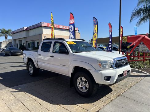 Used 2015 Toyota Tacoma 4x4 Double Cab w/ TRD Off-Road Package image 2