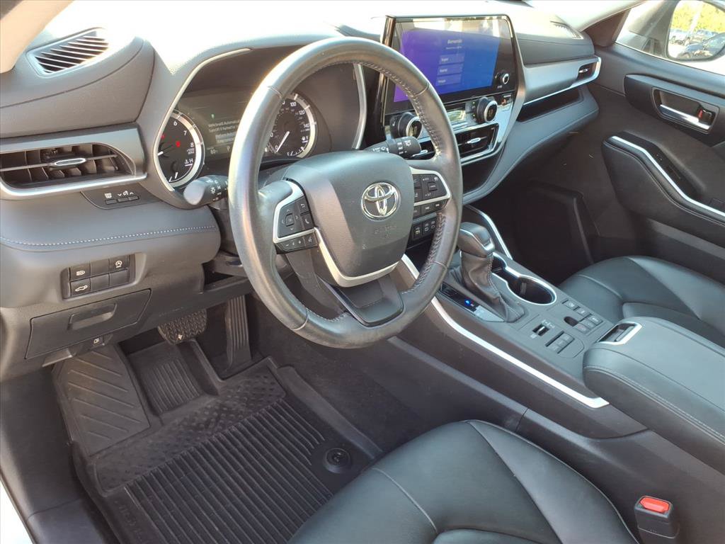 Used 2024 Toyota Highlander XLE AWD/4WD image 6