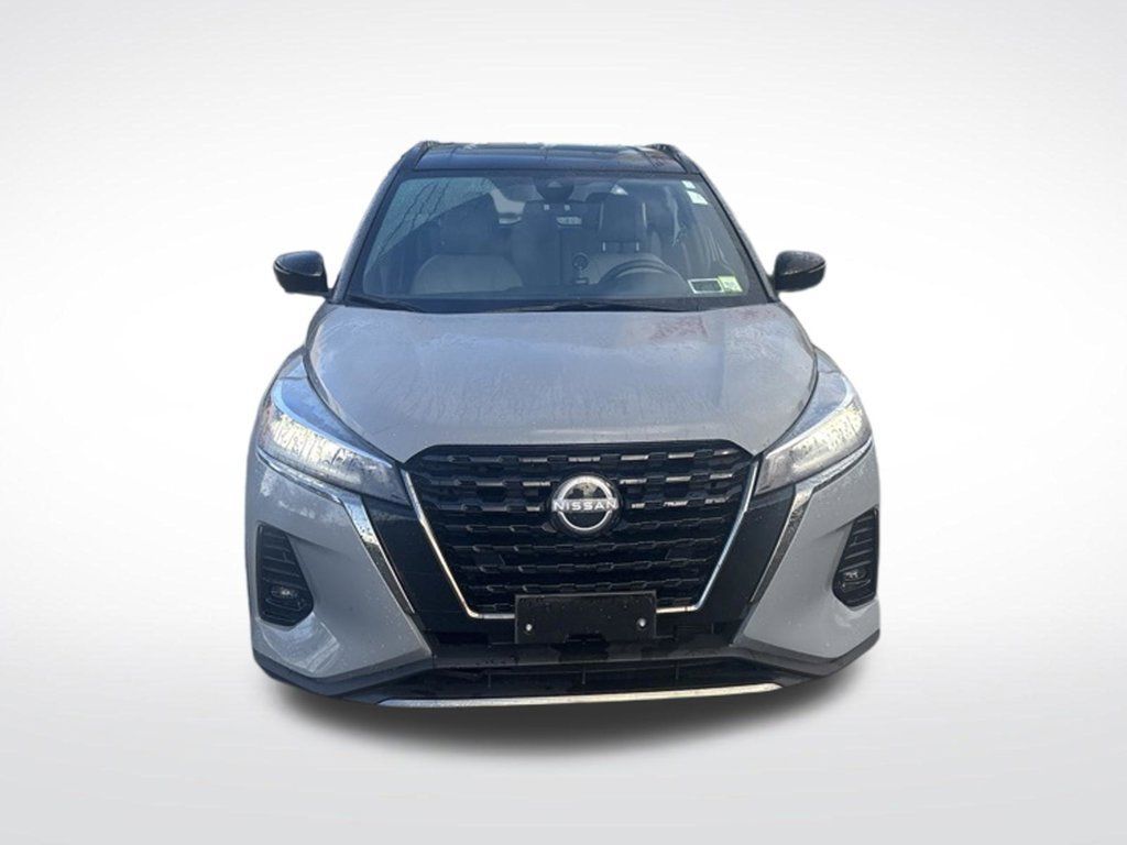 Used 2023 Nissan Kicks SR w/ SR Premium Package FWD image 2
