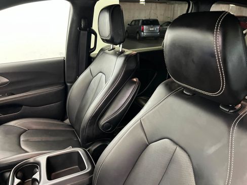 Certified 2025 Chrysler Pacifica Select FWD image 17