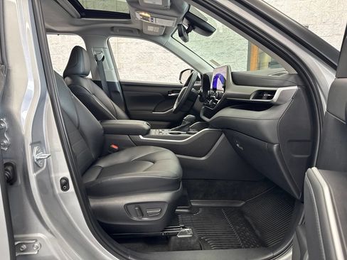 Used 2025 Toyota Highlander XLE AWD/4WD image 48