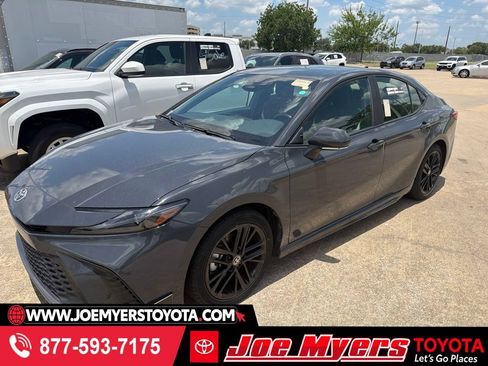 Used 2025 Toyota Camry SE FWD image 1