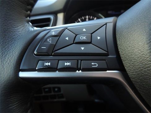 Used 2018 Nissan Rogue SV image 23