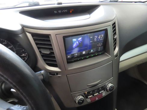 Used 2011 Subaru Outback 2.5i Premium AWD/4WD image 16