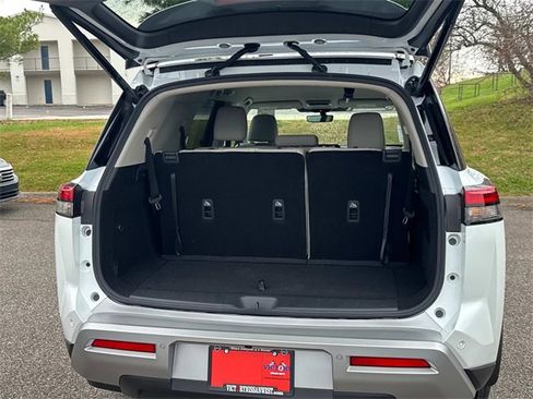 New 2025 Nissan Pathfinder SL image 14
