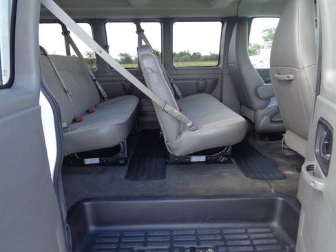 Used 2018 Chevrolet Express 3500 LS RWD image 17