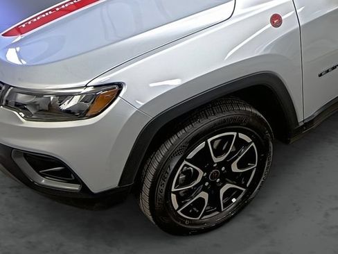 Used 2025 Jeep Compass Trailhawk AWD/4WD image 8