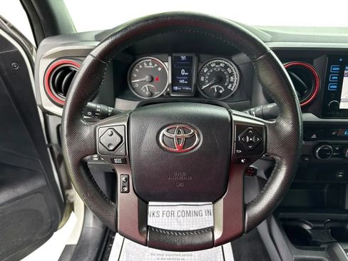 Used 2017 Toyota Tacoma TRD Sport AWD/4WD image 15