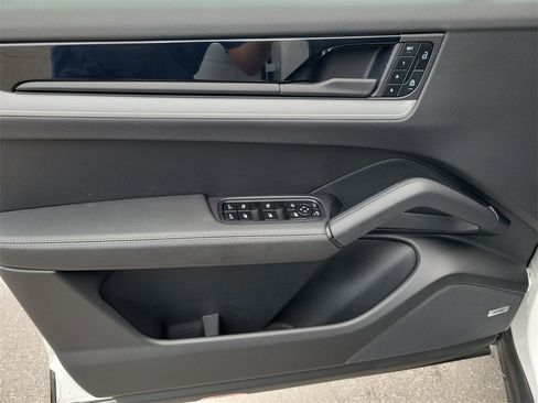 Used 2025 Porsche Cayenne Base image 25