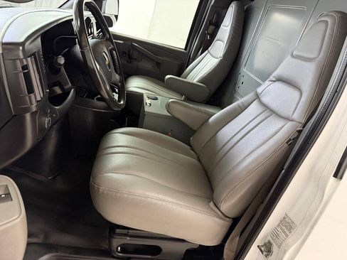 Used 2018 Chevrolet Express 3500 Extended w/ Driver Convenience Package RWD image 33