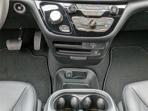 New 2026 Chrysler Pacifica Select image 21