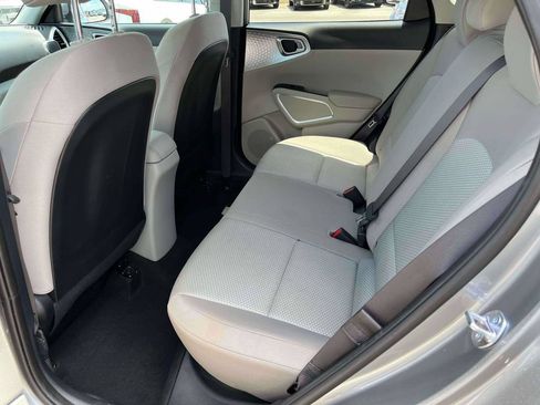 Used 2025 Kia Soul LX w/ LX Technology Package FWD image 6