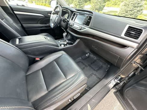 Used 2019 Toyota Highlander XLE AWD/4WD image 21