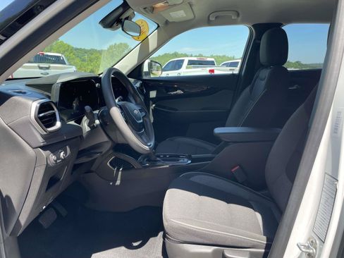 Used 2025 Chevrolet TrailBlazer LT AWD/4WD image 4