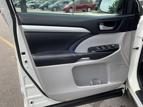 Used 2016 Toyota Highlander XLE AWD/4WD image 29
