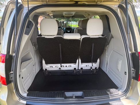 Used 2011 Chrysler Town & Country Touring FWD image 8
