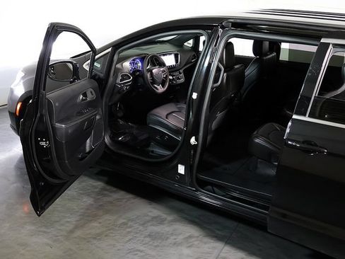 Used 2025 Chrysler Pacifica Select FWD image 5