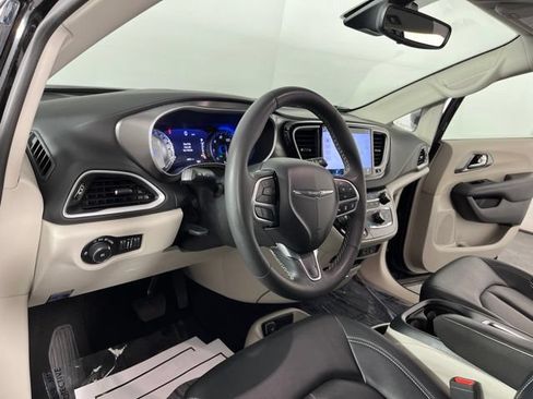 Used 2024 Chrysler Pacifica Touring-L FWD image 20