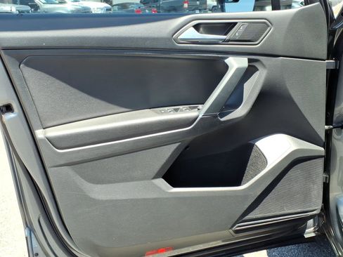 Certified 2020 Volkswagen Tiguan SE w/ Panoramic Sunroof Package AWD/4WD image 19