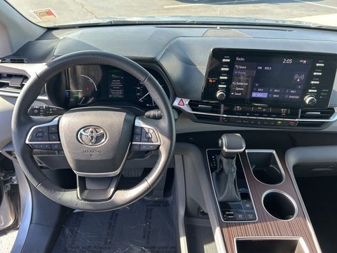 Used 2024 Toyota Sienna XLE image 7