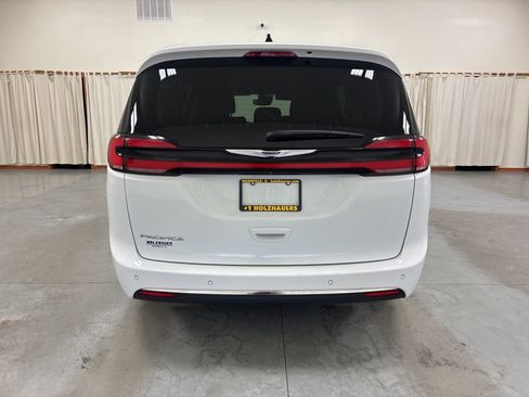 Used 2023 Chrysler Pacifica Touring-L image 7