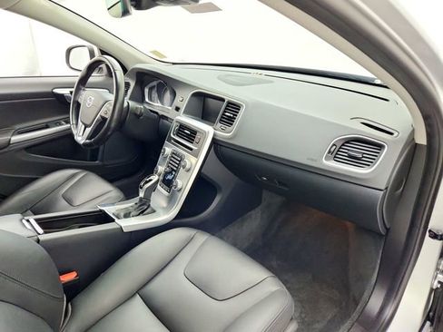 Used 2018 Volvo S60 T5 Inscription image 17