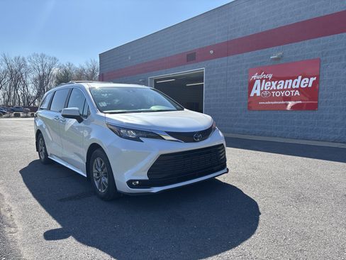 Used 2025 Toyota Sienna XLE image 1