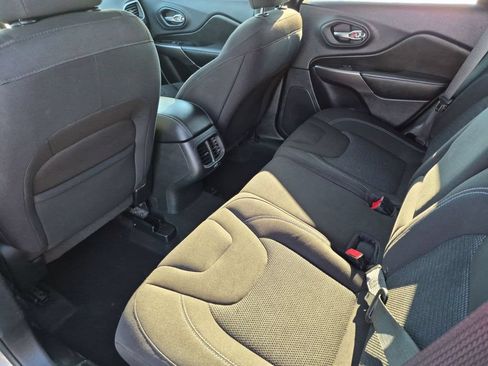 Used 2019 Jeep Cherokee Latitude w/ Popular Appearance Group FWD image 28
