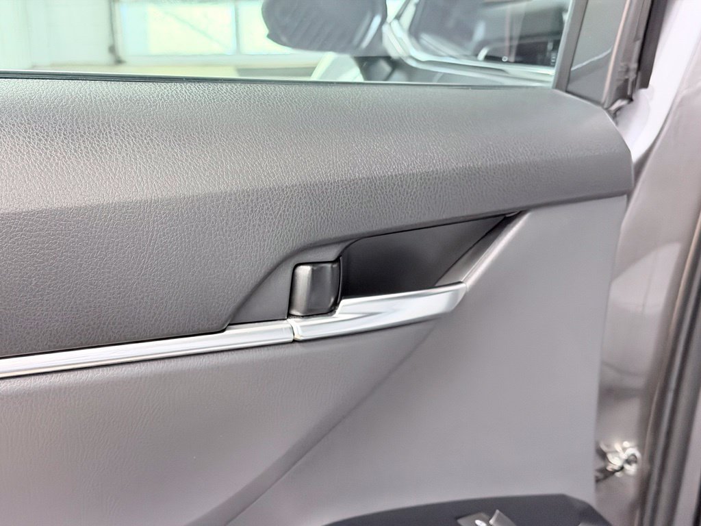 Used 2020 Toyota Camry SE FWD image 19