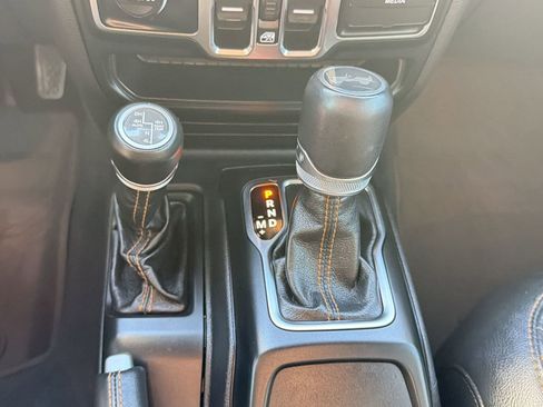 Used 2022 Jeep Wrangler Unlimited Sahara AWD/4WD image 16