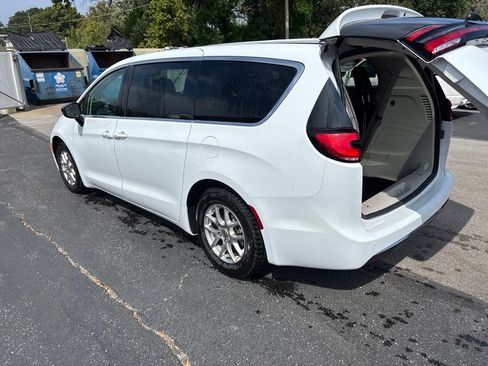 Used 2024 Chrysler Pacifica Touring-L FWD image 5