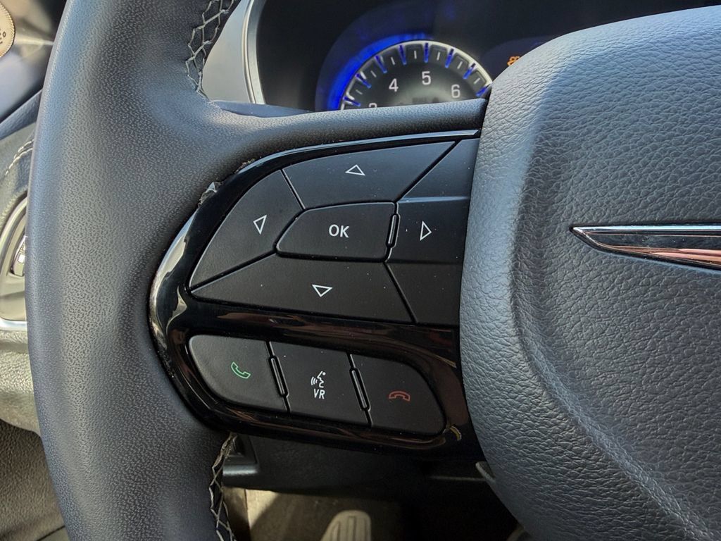 Used 2025 Chrysler Pacifica Limited FWD image 24