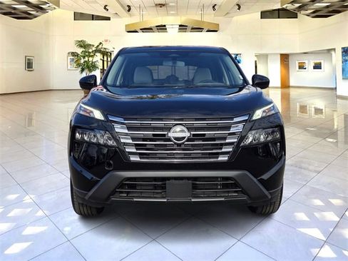 Used 2025 Nissan Rogue SV image 2