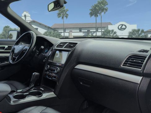 Used 2017 Ford Explorer XLT w/ Equipment Group 202A FWD image 28