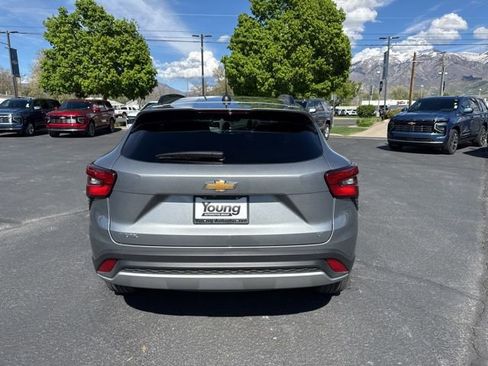 Used 2025 Chevrolet Trax LT FWD image 6