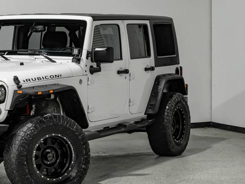 Used 2015 Jeep Wrangler Unlimited Rubicon w/ Connectivity Group AWD/4WD image 13