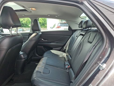 Used 2022 Hyundai Elantra Limited w/ Preferred Accessory Package FWD image 10