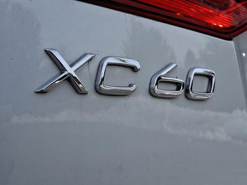 Certified 2022 Volvo XC60 B5 Momentum w/ Climate Package image 31