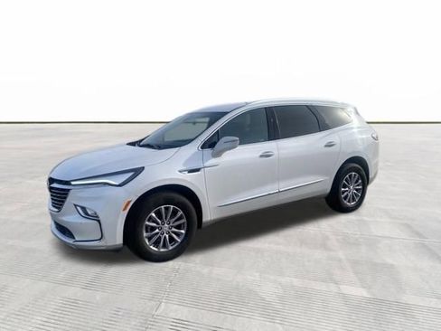 Used 2023 Buick Enclave Essence image 2
